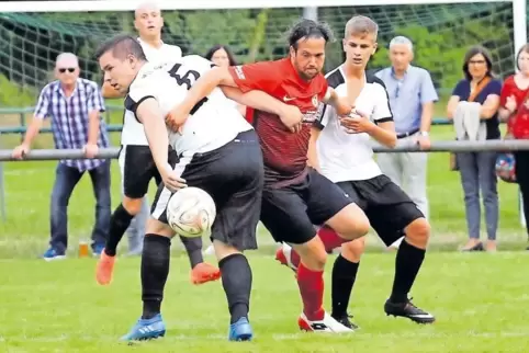 Manchmal ist Fußball ein Ringen: FV Berghausen (rotes Trikot) gegen VfL Neustadt.