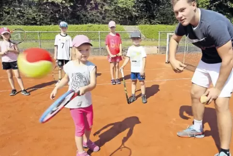 Feste drauf: Trainer Tobias Endres zeigt Laura, wie’s funktioniert.