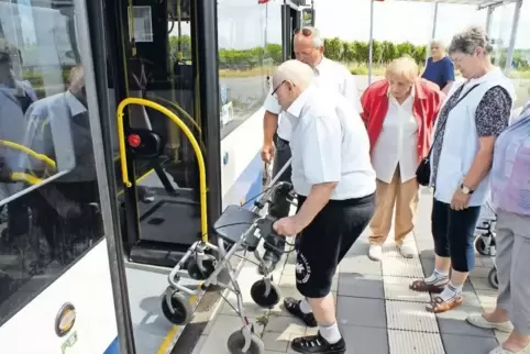 Barrierefrei einsteigen: Senioren beim Selbsttest mit dem Rollator.
