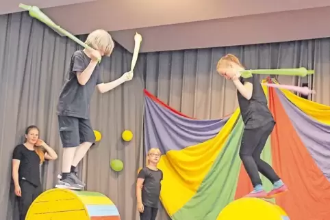 Jonglierend auf Rollen auf der Bühne und noch viele andere akrobatische Darbietungen: alles gelernt in nur einer Projektwoche.