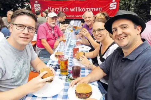 Jubiläumsknödel im Burger-Brötchen: Christopher Schulz (links) und Daniel Volz von der Siedlergemeinschaft durften als Erste pro