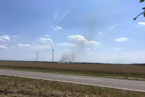 Gut sichtbar: die Rauchsäule auf einem Feld zwischen Dudenhofen und Harthausen. Foto: nhe 