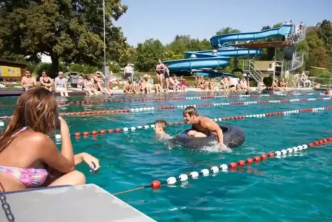 Auf noch möglichst viele Besucher – wie hier beim Rockenhausener Schwimmbadfest im vergangenen Jahr – hoffen die Badbetreiber we