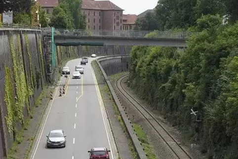 Weil neben der Himmelsbergbrücke eine Leitungsbrücke montiert wird, ist der Bahneinschnitt an der L?471 von Mittwoch, 19. Juli, 