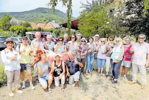 Gruppenbild um den Esel „Regent“ des Weinguts Schmitzer-Julier: Links Christa Steinmüller, vorne links Beate Schmitzer-Julier, r
