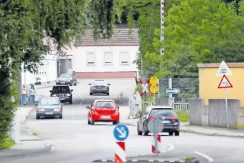 Blick in die Gleiwitzstraße mit Bahnschranke und Andreaskreuz – allerdings verläuft hier schon seit Jahren keine Bahnstrecke meh