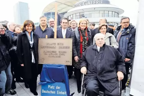 März 2011: Helmut Kohl weiht den Platz der Deutschen Einheit an der Rhein-Galerie ein. Jetzt soll er selbst Namensgeber sein.