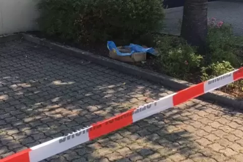 Bis der Kampfmittelräumdienst zur Stelle war, musste der Parkplatz der Polizei gesperrt werden.  Foto: POLIZEI