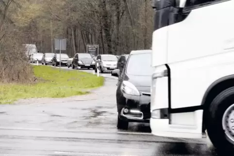 Vor allem die vielen Lastwagen machen den Autofahrern zu schaffen, die die Bienwald-B-9 beim ehemaligen Forsthaus Langenberg übe