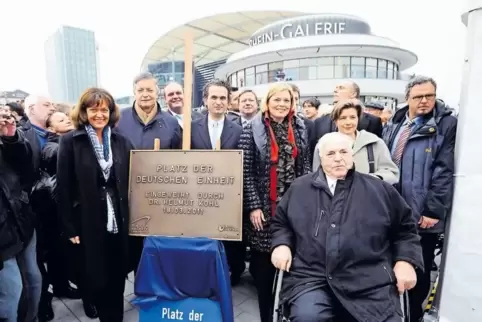 März 2011: Helmut Kohl weiht den Platz der Deutschen Einheit an der Rhein-Galerie ein. Jetzt soll er selbst Namensgeber sein.