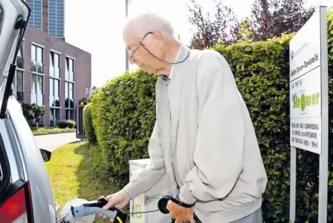 Dietrich Eschenbach tankt sein Elektroauto bei den Stadtwerken.