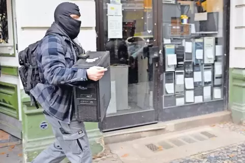 Bei der deutschlandweiten Razzia gegen Reichsbürger stellte die Polizei etliche Speichermedien sicher. Diese werden nun ausgewer