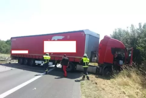 Erst auf der Gegenfahrbahn kam der LKW zum Stehen. Foto: Polizei 