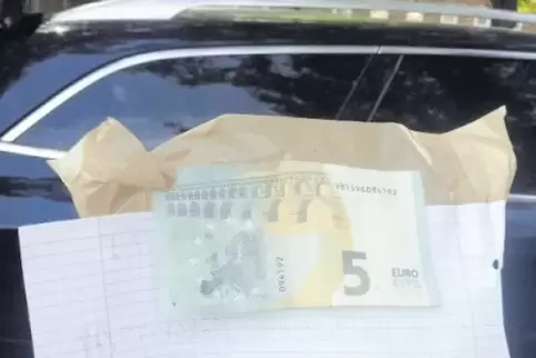 Der Unbekannte hinterließ fünf Euro Schmerzensgeld.