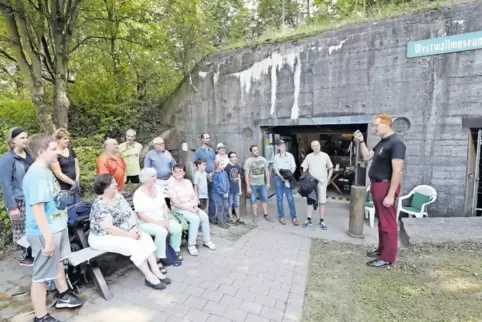 Bei 35 Grad im Freien geht die Führung von Martin Robert Galle (rechts) los, im Bunker sind es dann gut 20 Grad weniger.