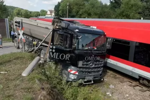 Bei dem Unfall am Montagmorgen wurde der LKW-Fahrer schwer verletzt. Bei den Reperaturen wurde zudem ein Kabel beschädigt. Nun i