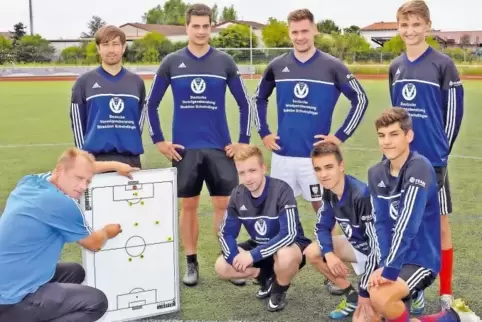 TuS-Trainer Michael Acker (vorne links) und seine Neuen: hinten von links Frank Peter, Marcel Münch, Alexander Klohr, Henry Stei