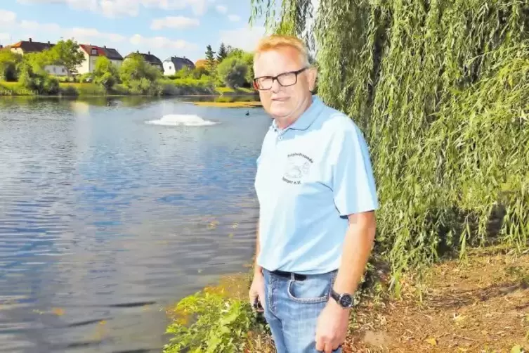 Kümmert sich um den Zustand des Russenweiher-Ufers und um die Gewässergüte: Anglerfreunde-Vorsitzender Martin Lipka.