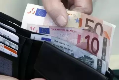 Eine Geldbörse (hier ein Symbolbild) mit einem dreistelligen Geldbetrag und diversen Papieren ist einem Ehepaar am Montagabend i
