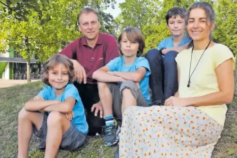 Tragen ihren Teil dazu bei, die Umwelt zu schonen: Leslie Schleese und Lars Müller mit ihren Söhnen Milo, Béla und Quinn (von li