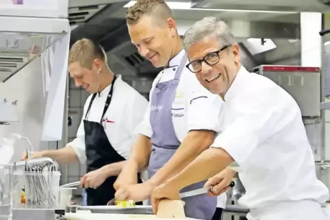 Da sitzt jeder Griff: Sternekoch Karl-Emil Kuntz mit Mick Verheijen und Basti Trenner (von rechts) in der Küche des Hotels „Zur 