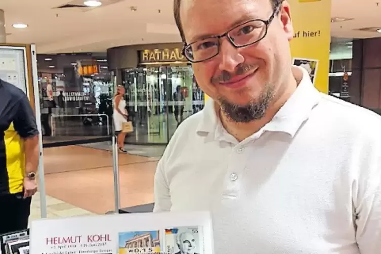 Bernhard Stemmermann vom BMC zeigt den Sonderumschlag.