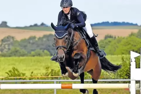 Gestern erneut ganz vorn: Anne Oberle gewann mit Crunchip in Winzeln die goldene Schleife.