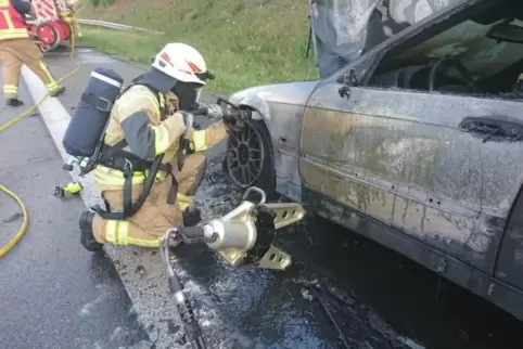 Die Feuerwehr löschte am Samstagabend ein brennendes Fahrzeug auf der Autobahn 63.  Foto: Feuerwehr Winnweiler/frei