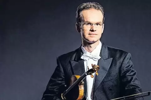 Der Geiger Jermolaj Albiker spielt auf Burg Trifels.