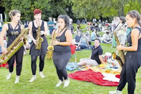 Musik zum Menü: Die Saxofonistinnen von Famdüsax spielten auf der Picknick-Wiese.