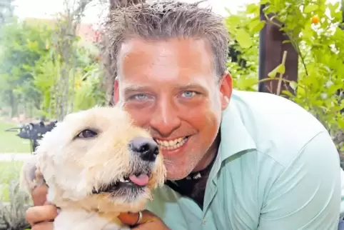 Ein gutes Team: Volker Knörr und Schulhund Wickie.