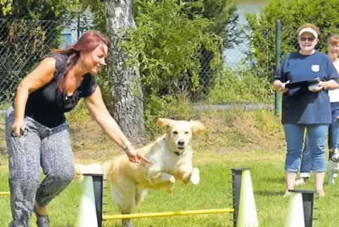 Auf dem Parcours in Waldsee: Marion Hautz mit ihrer dreijährigen Hundedame Nala.