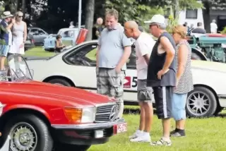 Gute alte Zeiten: sogenannte Youngtimer mit Fans in Rülzheim.