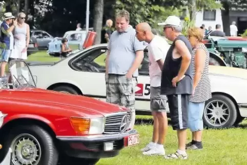 Gute alte Zeiten: sogenannte Youngtimer mit Fans in Rülzheim.