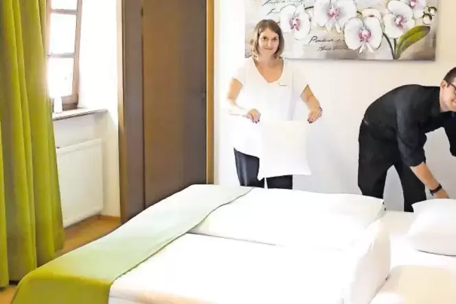 Alexander Klußmann und Jeanette Holler in einem der Zimmer des neu klassifizierten Hotels Weinkastell in Kallstadt.