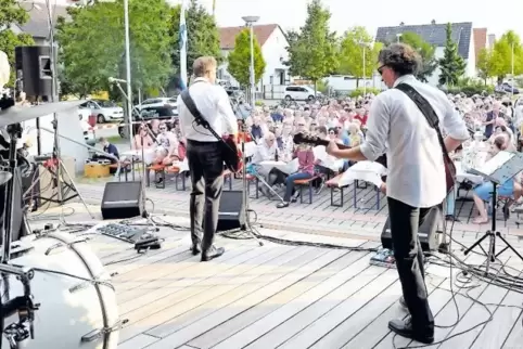 Die Tische reichten anfangs nicht aus, so viele Besucher kamen zum Konzert der Beat Brothers vor dem Palatinum.