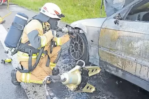 Die Feuerwehr löschte am Samstagabend ein brennendes Fahrzeug auf der Autobahn 63.