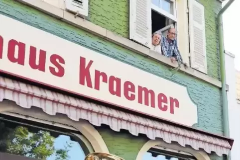 So klingt’s beim Fest: Die Musiker der TSG-Blaskapelle spielen, Irmgard Handrich und Klaus Kraemer schauen von oben zu.