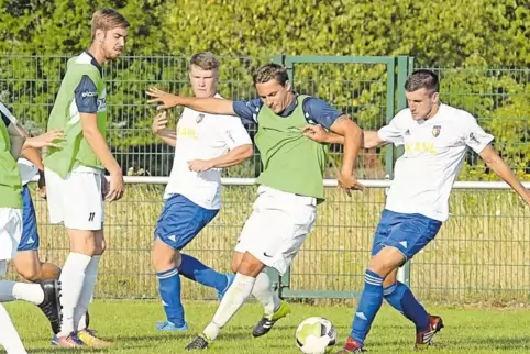 Der Favorit SV Geinsheim (grüne Hemden) zog im Finale des Neustadter Stadtpokals gegen den zwei Klassen tiefer spielenden TSV Kö