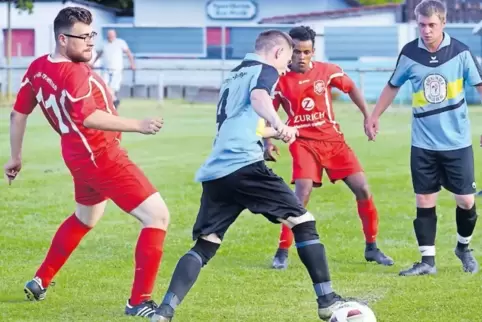 Mal so, mal so: die Ergebnisse von RW Speyer (rote Spielkleidung) in den Vorbereitungsspielen, hier beim 3:2 gegen Rohrbach/Impf