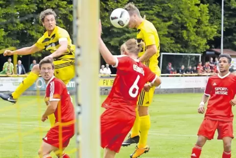 1:0: Christopher Koch (gelb) köpft zum 1:0 für den FV Dudenhofen gegen Spfr. Eisbachtal ein, links sein Mannschaftskamerad Kevin