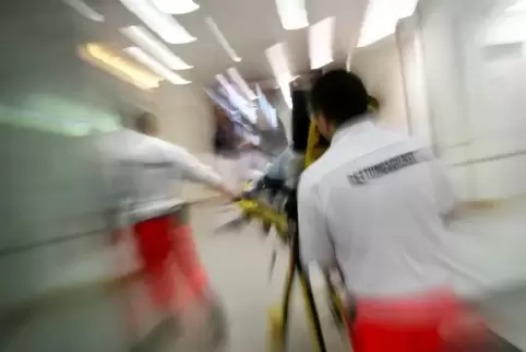 Der verletzte Radler wurde in ein Krankenhaus eingeliefert. SymbolFoto: DPA 