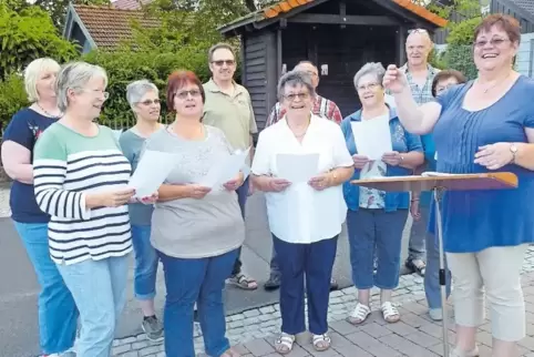 Aus den Reihen der Sänger ans Dirigentenpult gewechselt: Monika Sedlmeier-Mägel leitet den Chor in Fockenberg-Limbach.