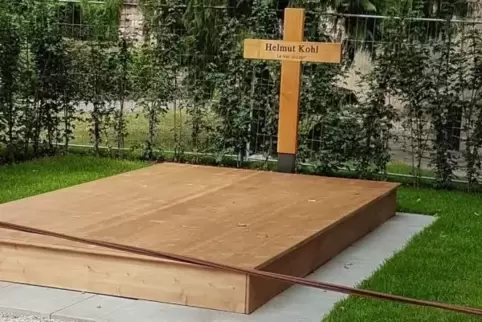 Wird nun auch mit einer Video-Kamera überwacht: Grab von Helmut Kohl in Speyer. Foto: ELL 