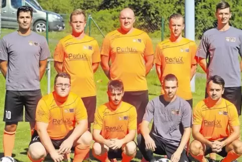 Die Neuen hinten von links: Valter Almeida (Co-Trainer), Rainer Burkart, Marco Burkart, Sebastian Hennemann und Trainer Steffen 