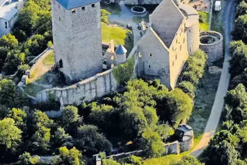 Aus dem Hufeisenturm (vorne im Bild) heraus konnten Angreifer unter Beschuss genommen werden.