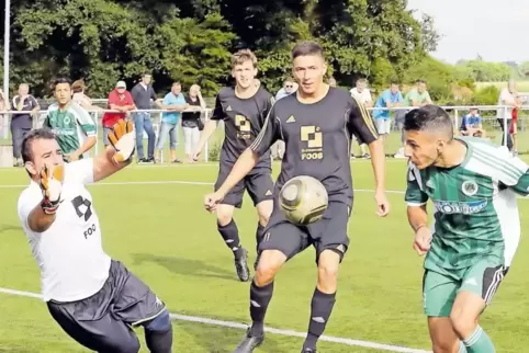 Glück für Windens Keeper Aleks Dibra, der Kopfball von Kandels Kubilay Sahin fällt ihm vor die Füße. In der Mitte Windens Alex H