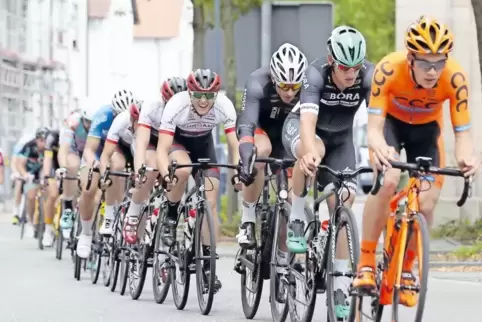 Momentaufnahme beim Hauptrennen: vorne Jonas Koch vom Team CCC Sprandi Polkowice, dahinter der spätere Sieger Pascal Ackermann v