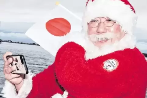 Santa macht Selfie: Japanischer Weihnachtsmann auf Bootstour in Kopenhagen.
