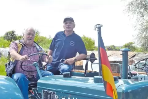 Als Stadtkind durfte Werner Schenk (links) früher während der Ferien auf dem Land auch mal am Lenker eines Traktors sitzen, in d